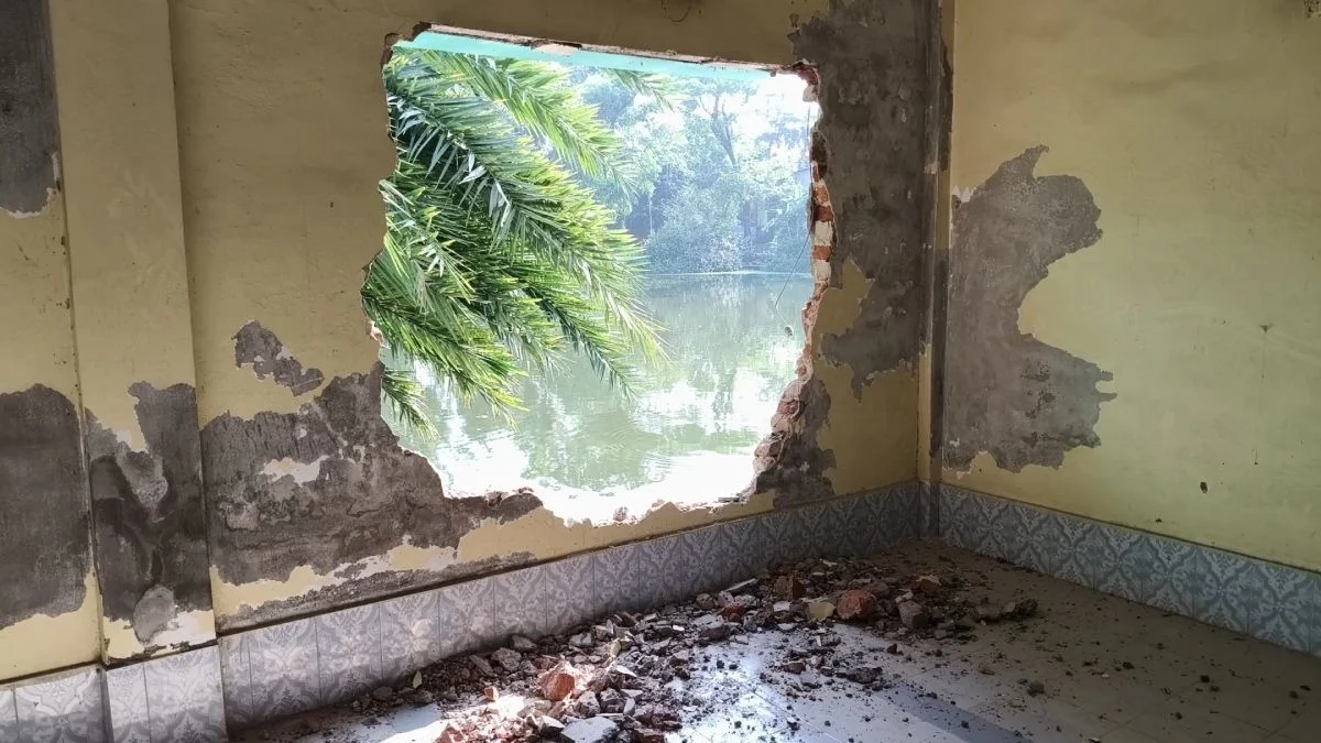 নামাজ পড়া নিয়ে বিরোধ, ভেঙে ফেলা হলো পুরাতন মসজিদ