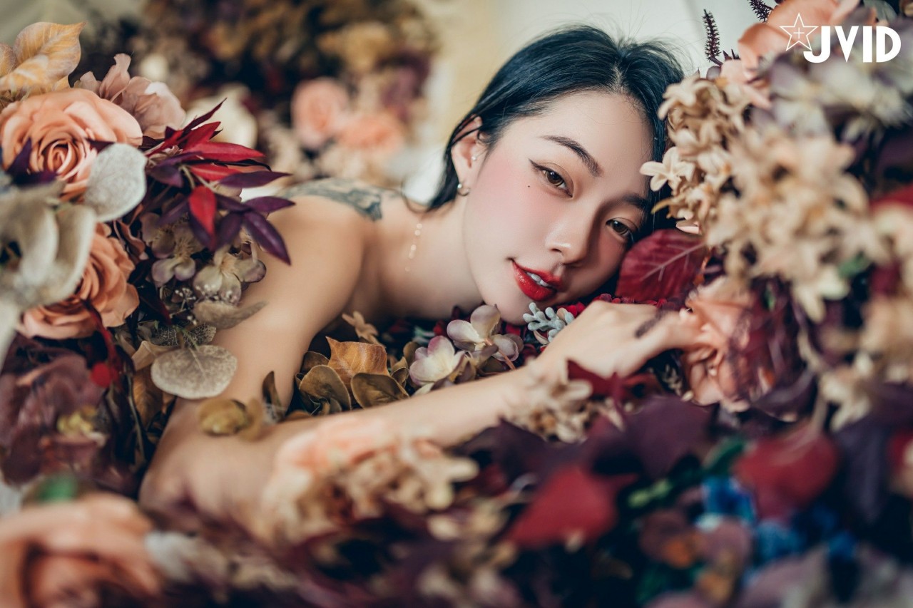 jvid 飄 飄《女神比基尼》美女写真，躺在浴缸场景，尽显性感姿态插图9