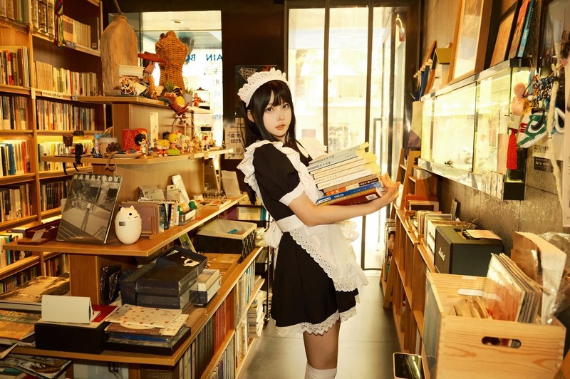 白莉爱吃巧克力 打工女仆 Cosplay 写真【12P｜100.3MB】插图7