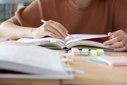 Profesional estudiando, formación que deja capacidad instalada en el equipo