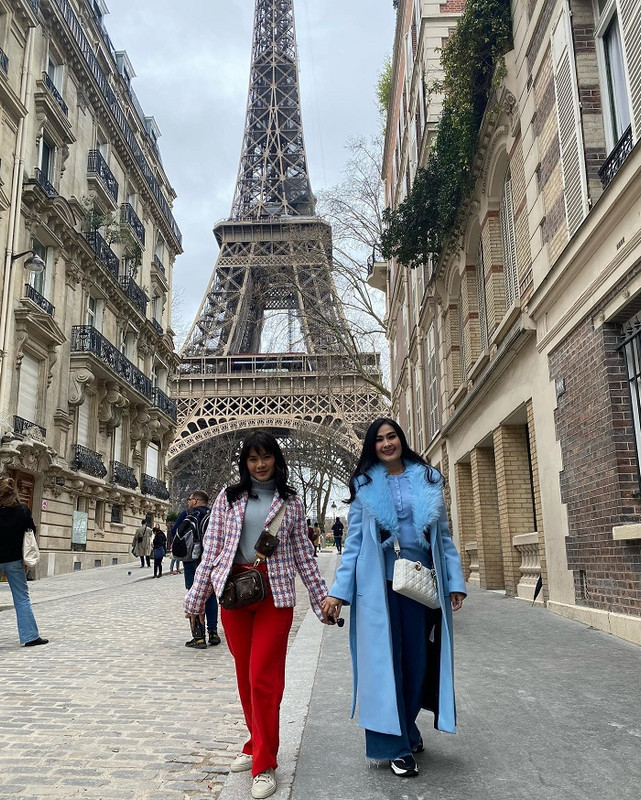 Gaya liburan Iis Dahlia bersama putrinya di Paris.