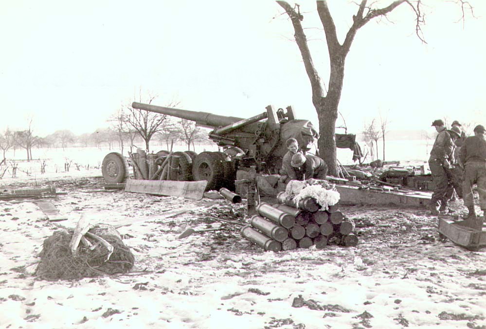 Cañón M1 en posición de disparo. Francia, 1944