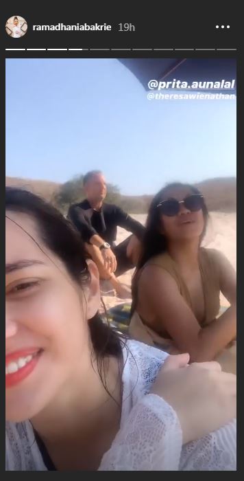 Momen liburan Nia Ramadhani yang diunggah di Instagram Stories
