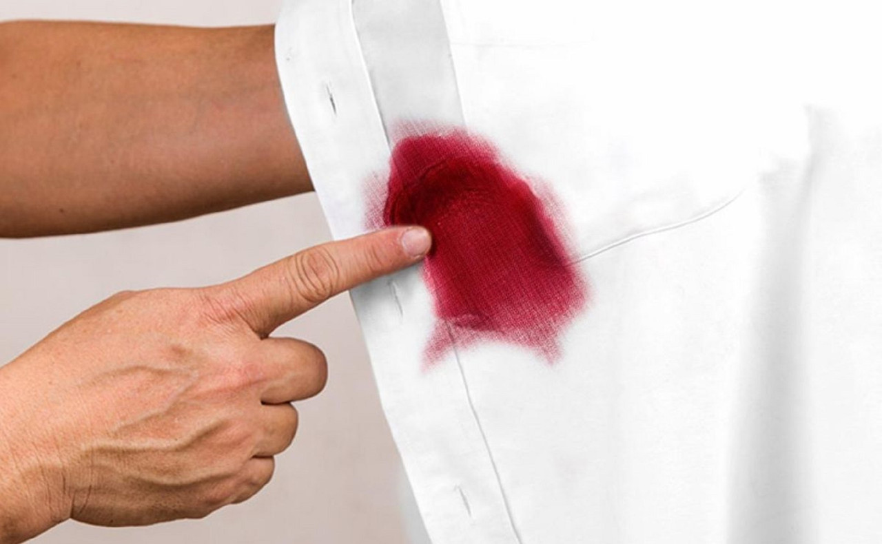 ¿Cómo puedo quitar las manchas de sangre seca en la ropa?