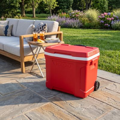 Nevera portátil Igloo Profile II de 28 cuartos con ruedas en color rojo vibrante