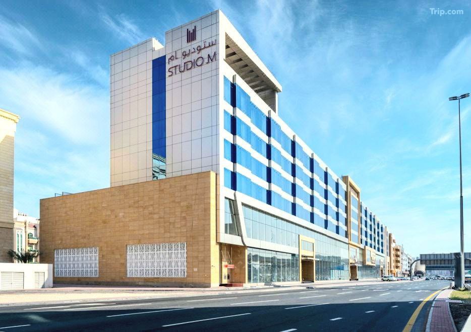 الواجهة الخارجية لفندق Studio M Arabian Plaza Hotel & Hotel Apartments في دبي، بتصميمه العصري وألوانه المميزة.