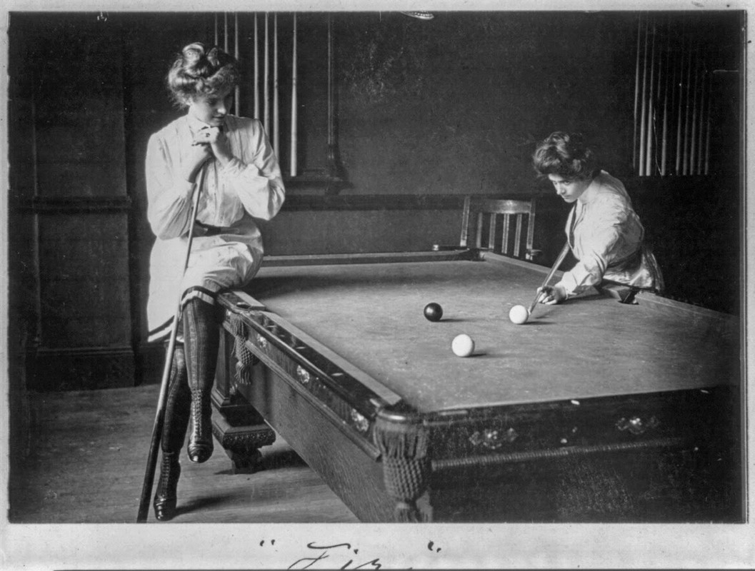 Women Playing Billiards in the Past (28)