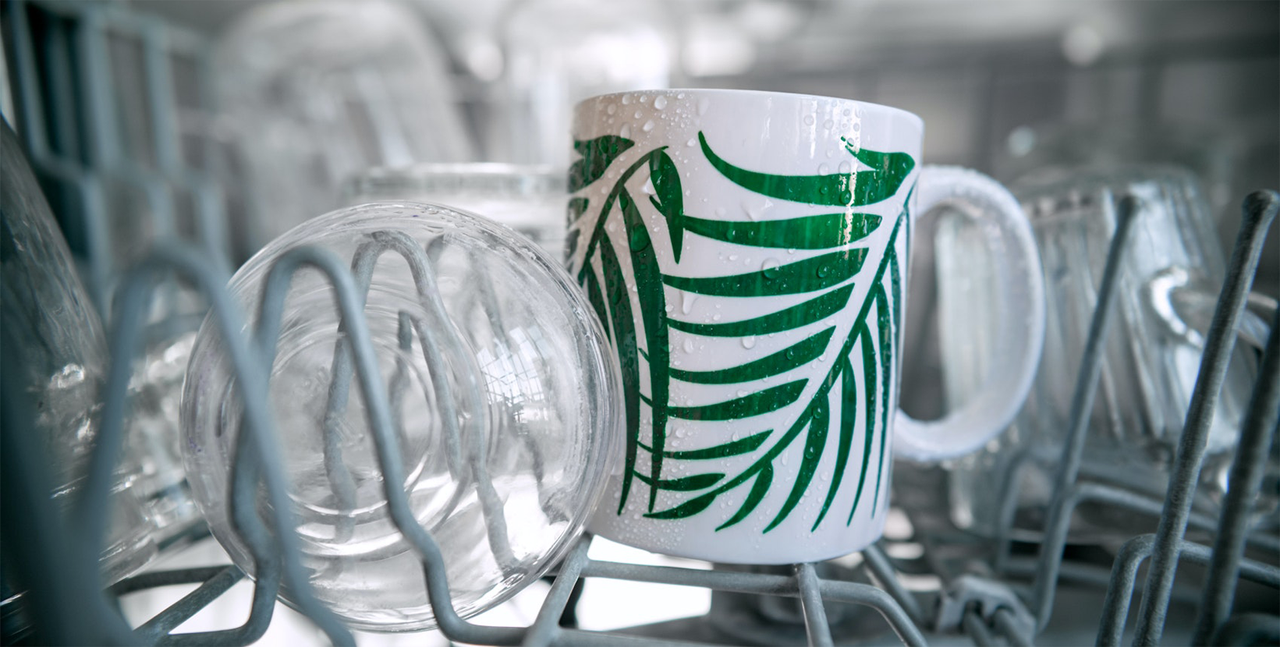 Una colección de tazas personalizadas con diseños coloridos y duraderos.