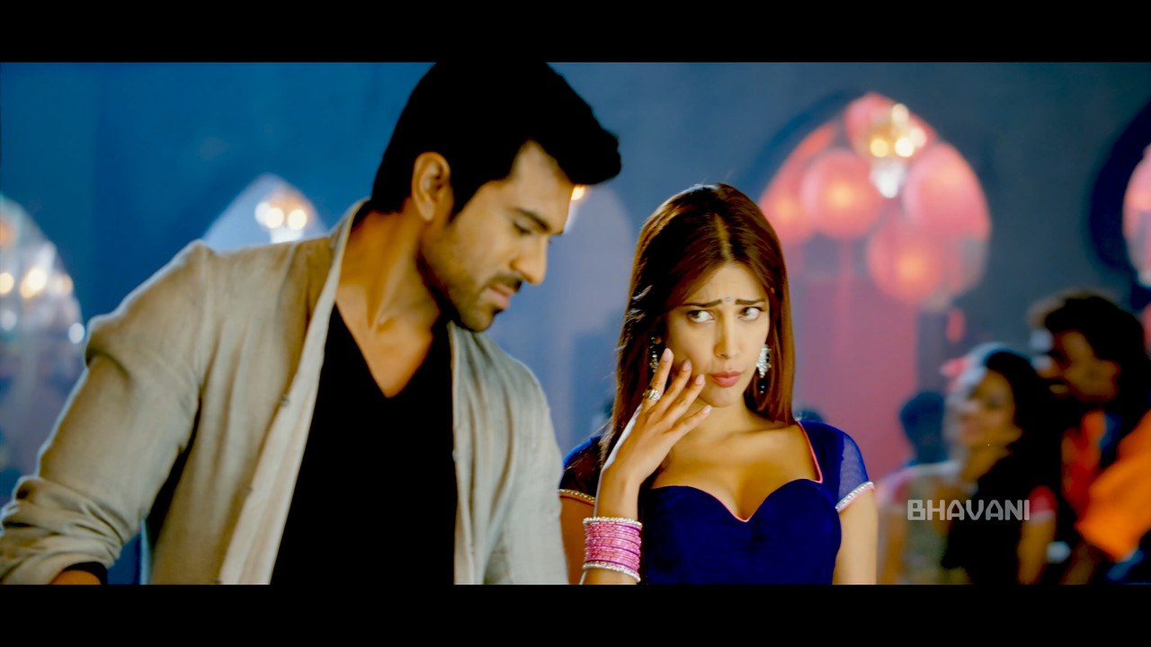 Shruti Haasan From Yevadu Hot Song 4K.mp4_snapshot_00.38.382