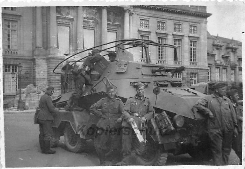 Panzerspähwagen 8 - Rad mit Antenne vor Schloß i