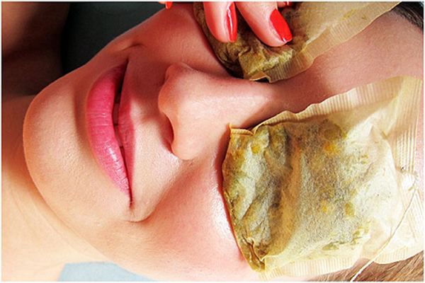 devojka sa vrećicama čaja na očima