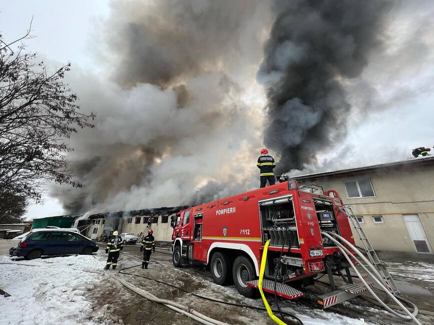 [Imagine: Incendiu-urias-la-un-ansamblu-de-depozit...ures-1.jpg]