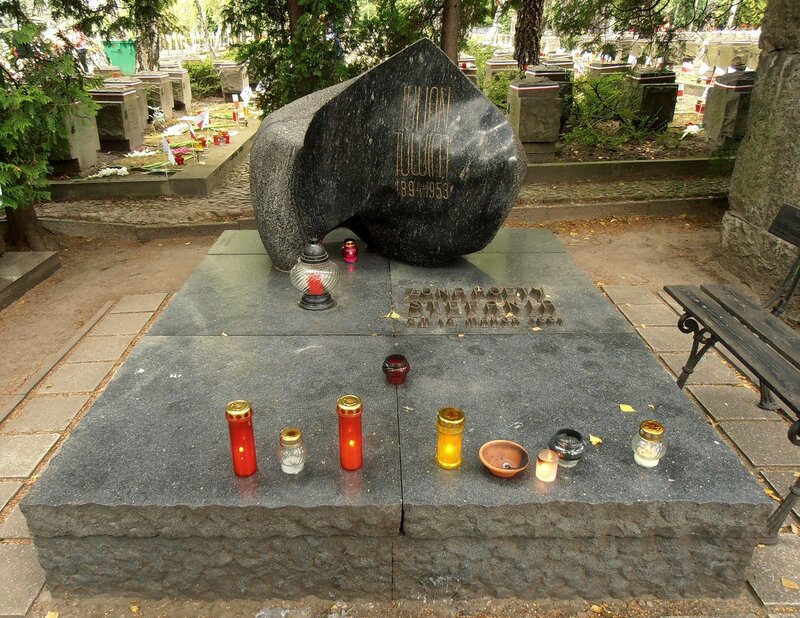 Cm-Wojskowy-nagrobek-J-Tuwima