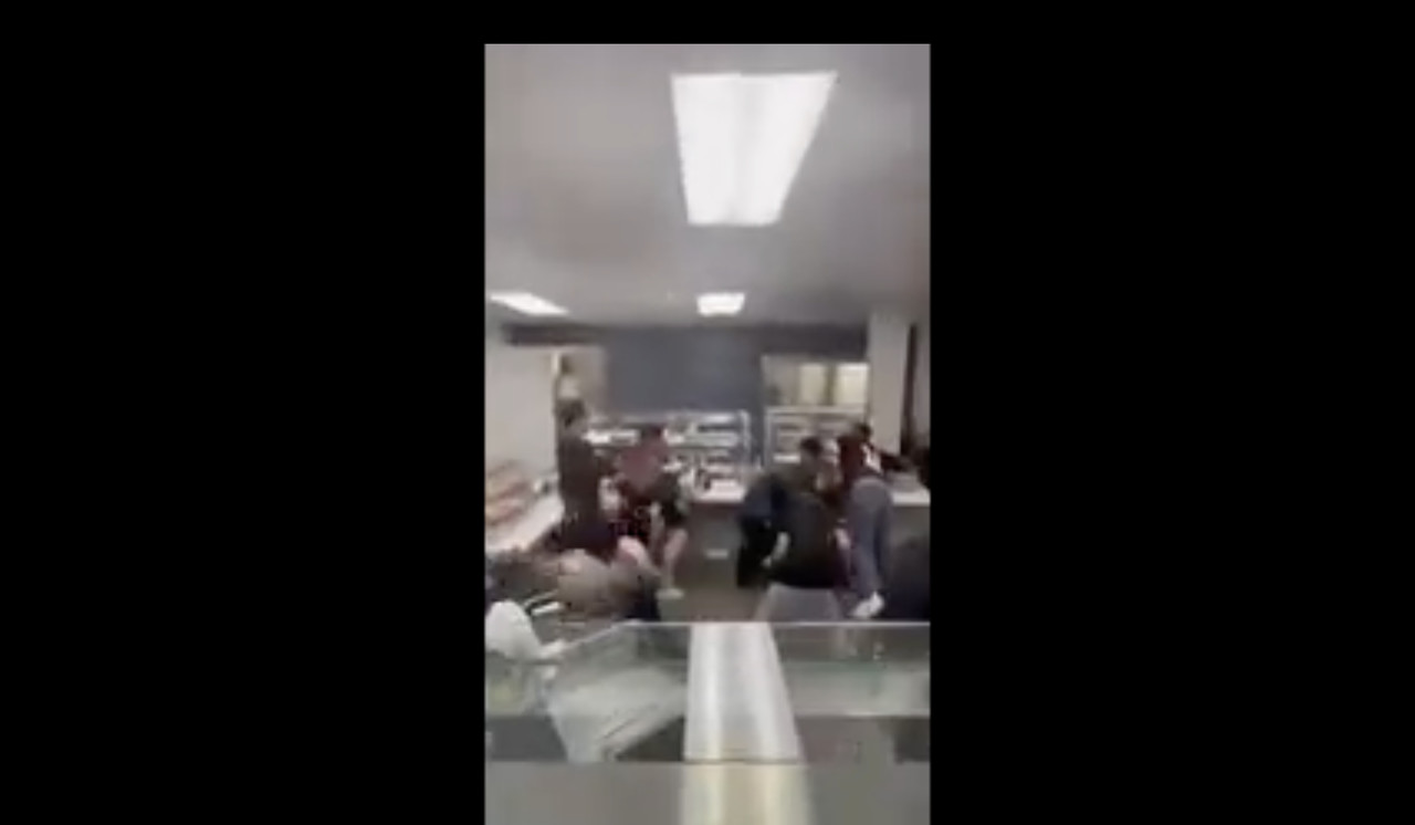 Abuso policial: Uniformado golpea violentamente a joven latino en pelea escolar