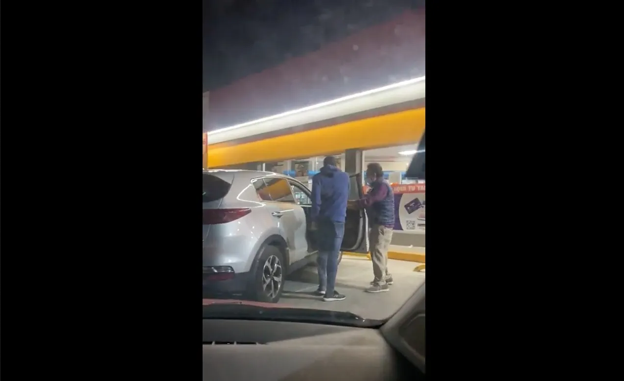 Asaltan a cuatro abuelitos afuera de un Oxxo en Cuernavaca: Video