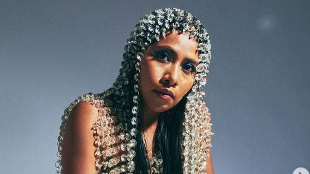 Yalitza Aparicio presume abdomen, como imagen de importante marca de ropa