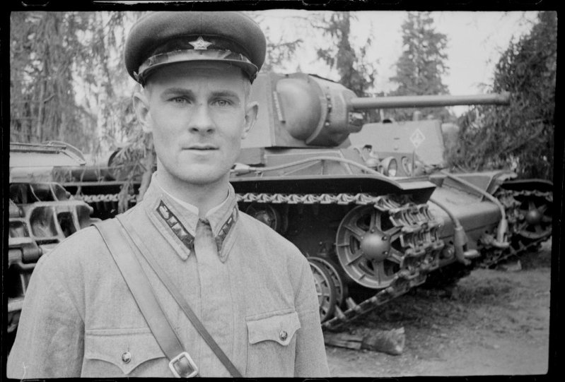 Танкист, старший лейтенант Белов Валентин Арсеньевич на фоне танка КВ.