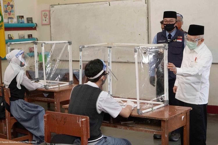 Wakil Presiden (Wapres) Republik Indonesia, Maaruf Amin meninjau kesiapan satuan pendidikan di Kota Sukabumi yang akan menerapkan pembelajaran tatap muka pasca-Covid-19.