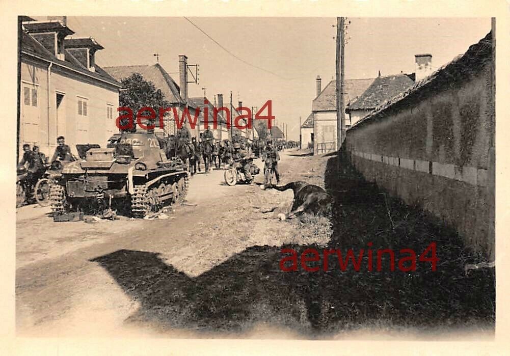 Deutscher Panzer I zerstört auf franz. Rückzugstrasse Dijon Frankreich