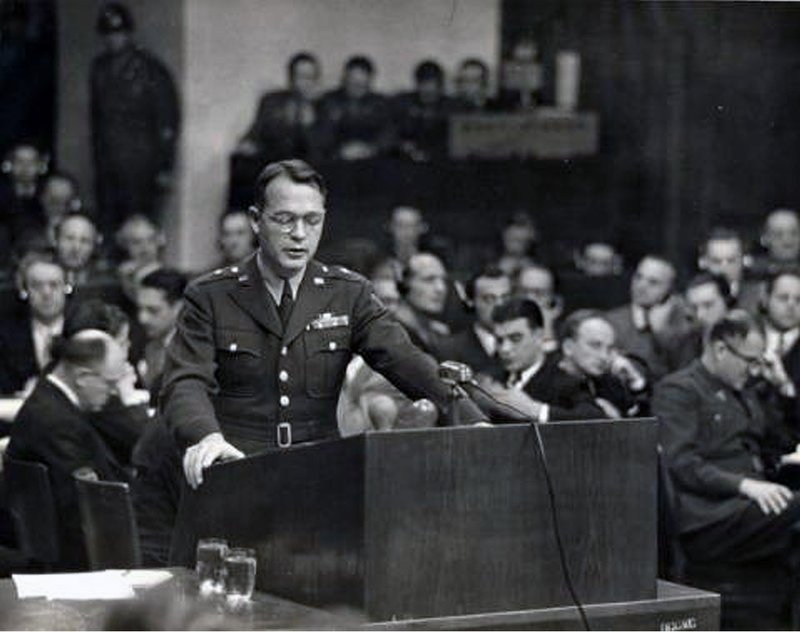General de Brigada Telford Taylor, Jefe de Consejo, durante el juicio a los médicos