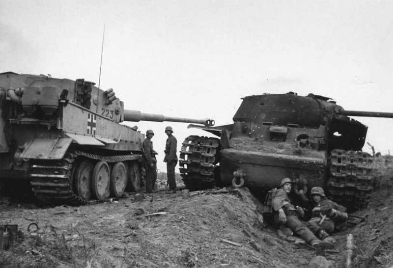 Tropas de asalto del Heer se ponen a resguardo tras los restos de un KV-1 soviético destruido. Junto a ellos su ejecutor, un Tiger I