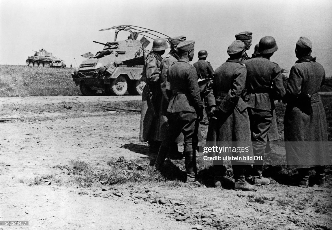 Belgium - last briefing of officers before the advance to Dinant (Meuse).