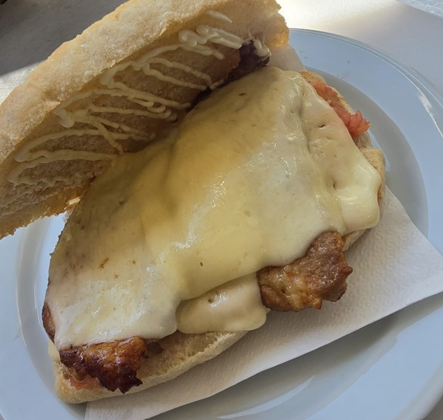 Bocadillo de lomo, queso y tomate