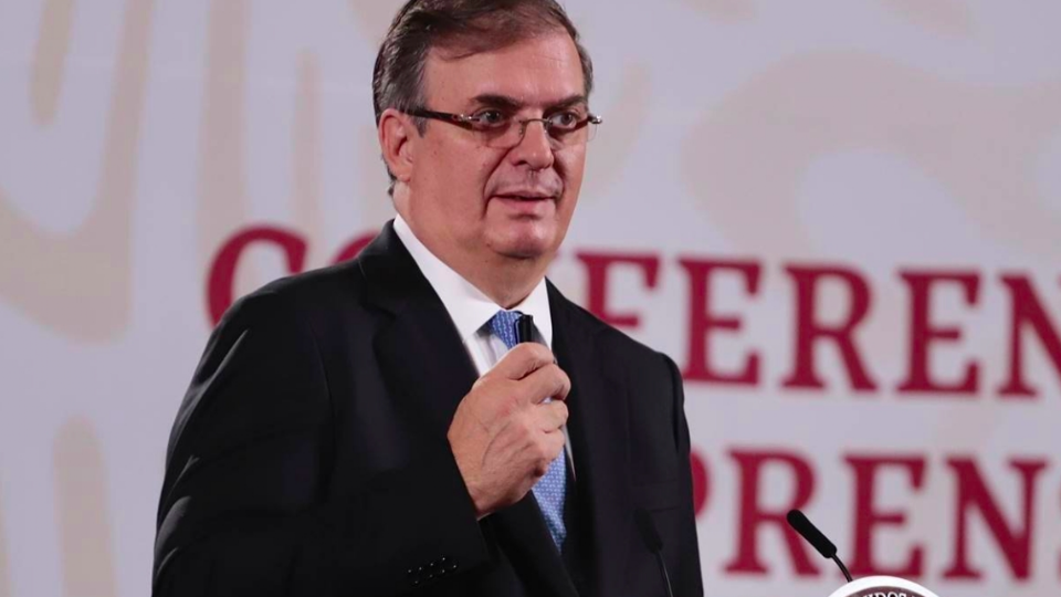 Marcelo Ebrard se suma a la tendencia de repartir peluches con su imagen; también se dice fan de RBD