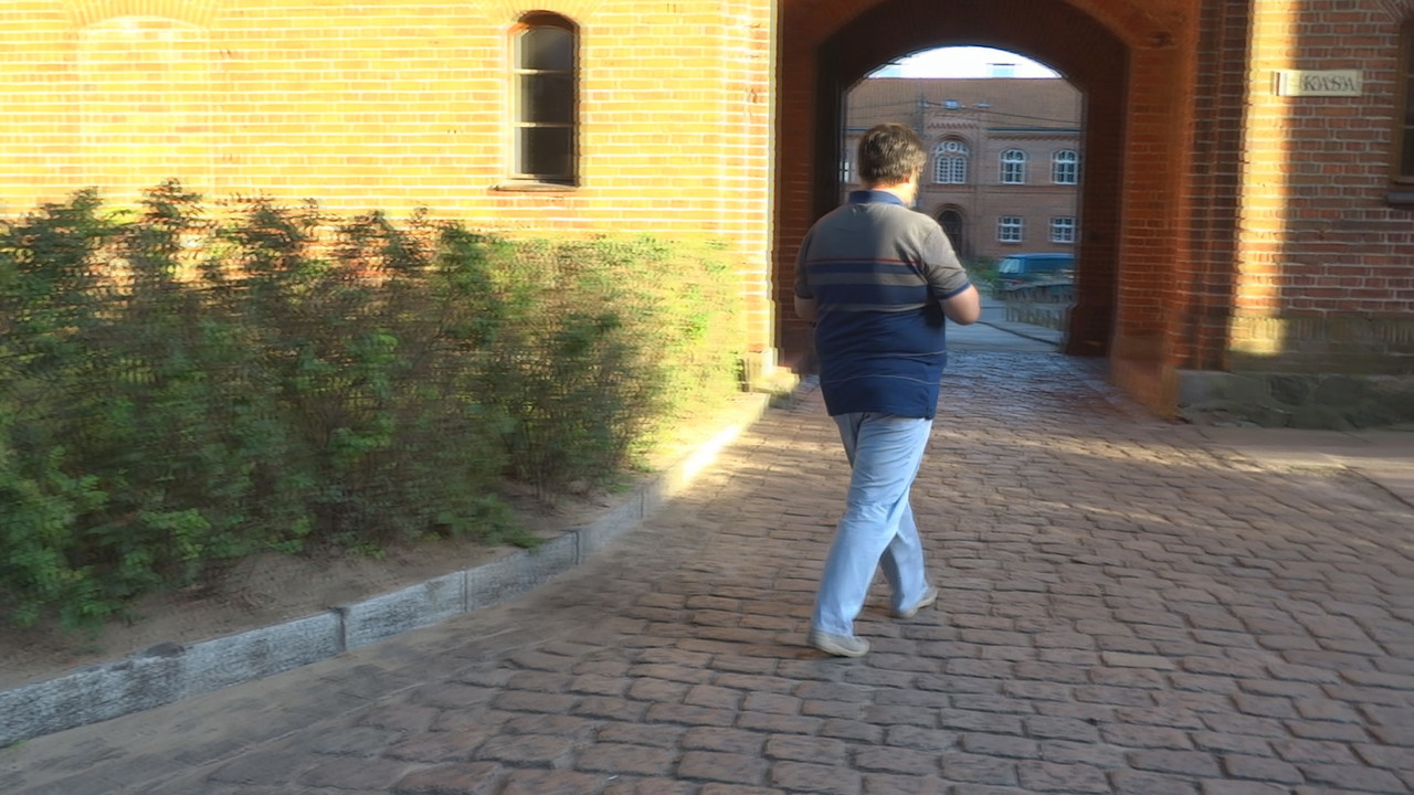 33.23 - Scenku na katedralnym dziedzińcu_002074