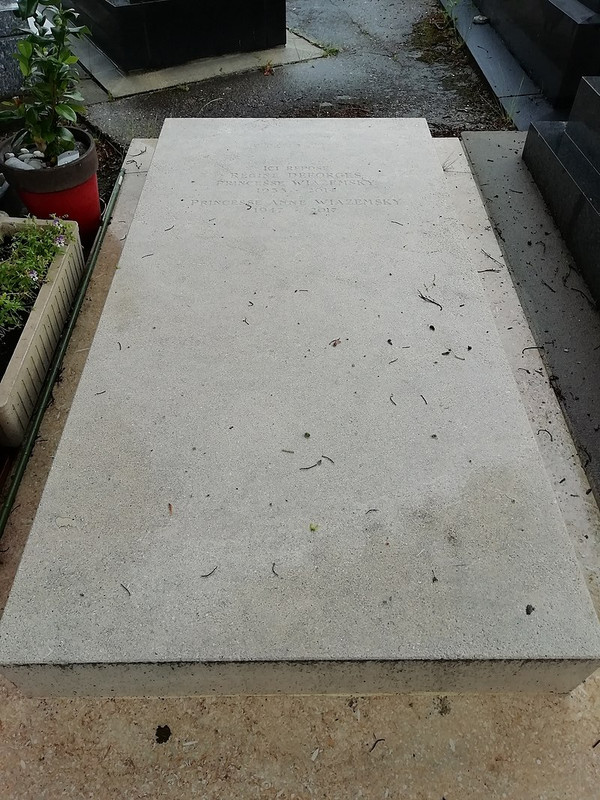 Régine_Deforges_et_Anne_Wiazemsky_tombe