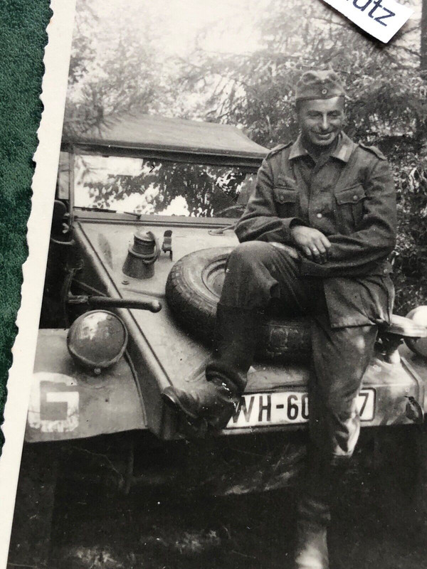 Altes Foto-VW Kübel-Kübelwagen-Camo-Kennung-Soldat-WW2.