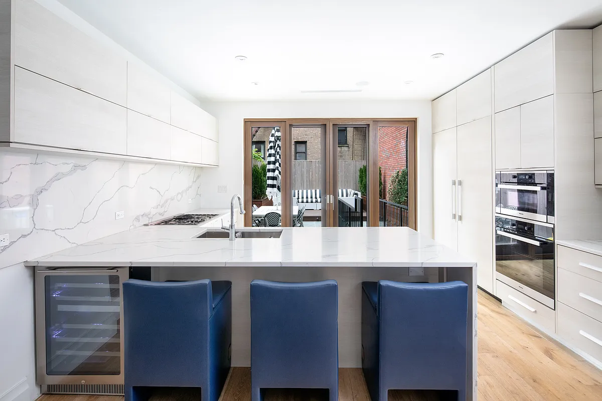 465 Vanderbilt Ave property photo 1