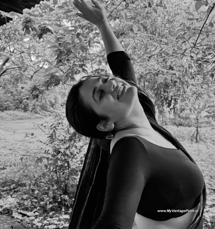 17-Marathi-Actress-Girija-Oak-Godbole-Hot-Pics-in-Black-Saree-My-Vantage-Point