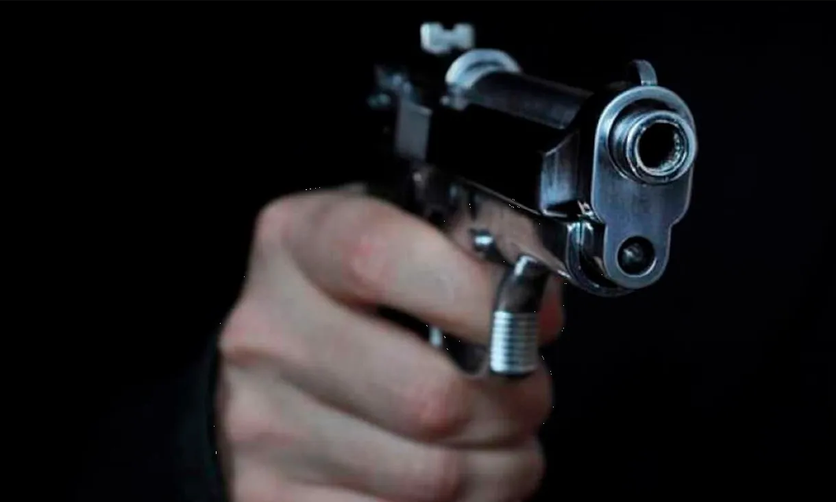 Hombre le dispara a su novia a la cabeza, luego se suicida, la mujer vivió