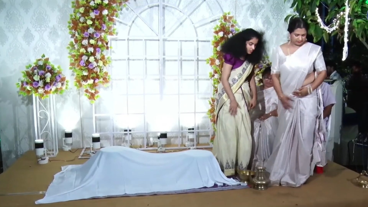 Hot fleshy Malayali aunty tummy foldand big ass in white saree.mp4_snapshot_01.13.040