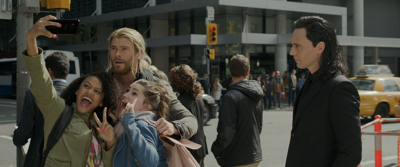 Thor - Ragnarok (2017).mkv_snapshot_00.14.50_[2018.02.28_11.58.1