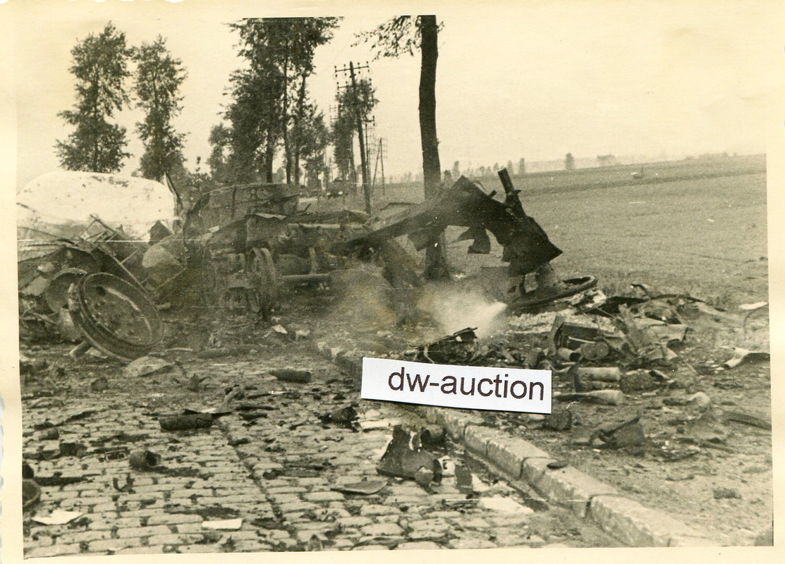 Polen , zerstörtes Fahrzeug bei Kalis