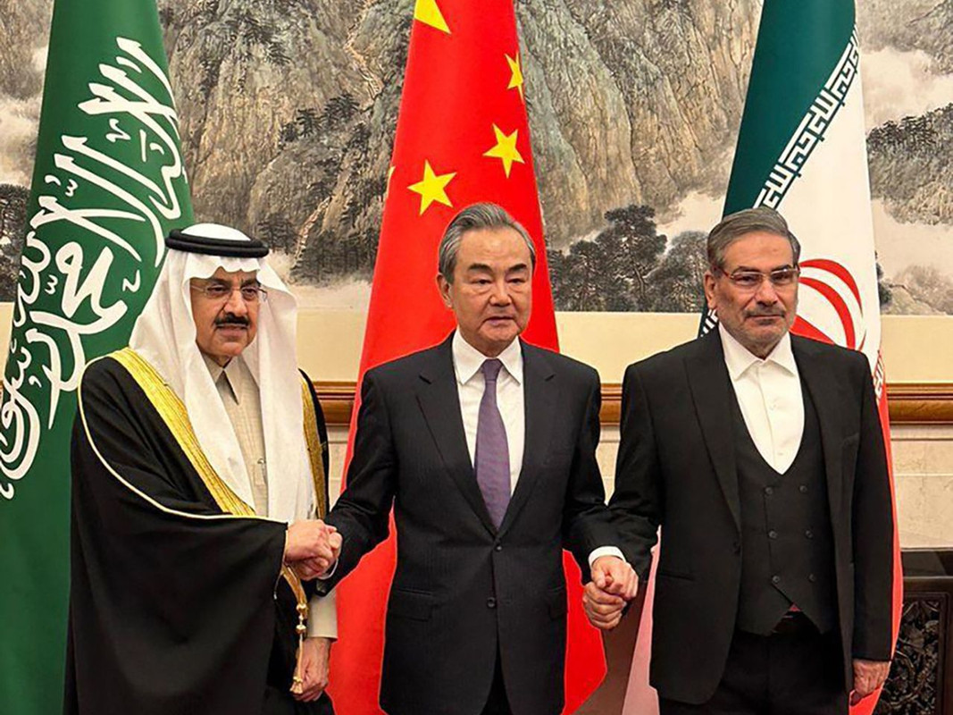 تصالح إيران| الريال الإيراني يقفز إلى 477 ألفا أمام الدولار