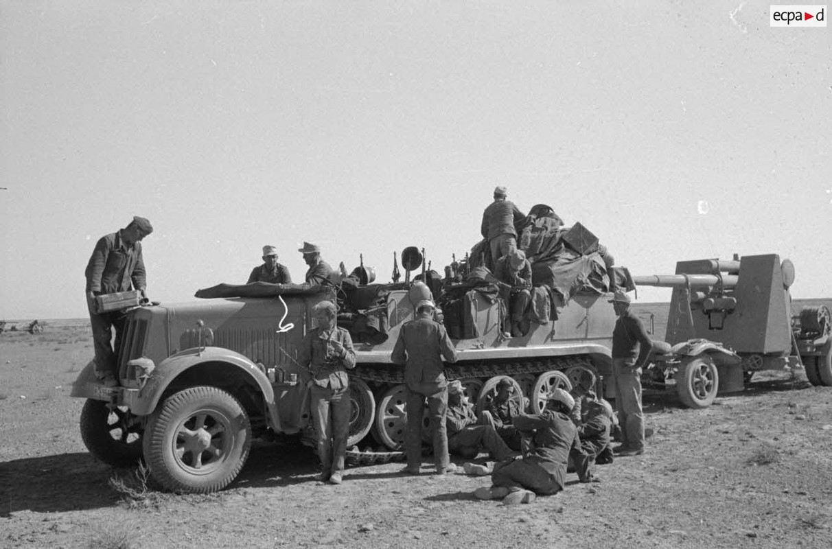 Un semi-chenillé Sd.kfz.7 tractant une pièce de 8,8 cm FlaK 37 (1)