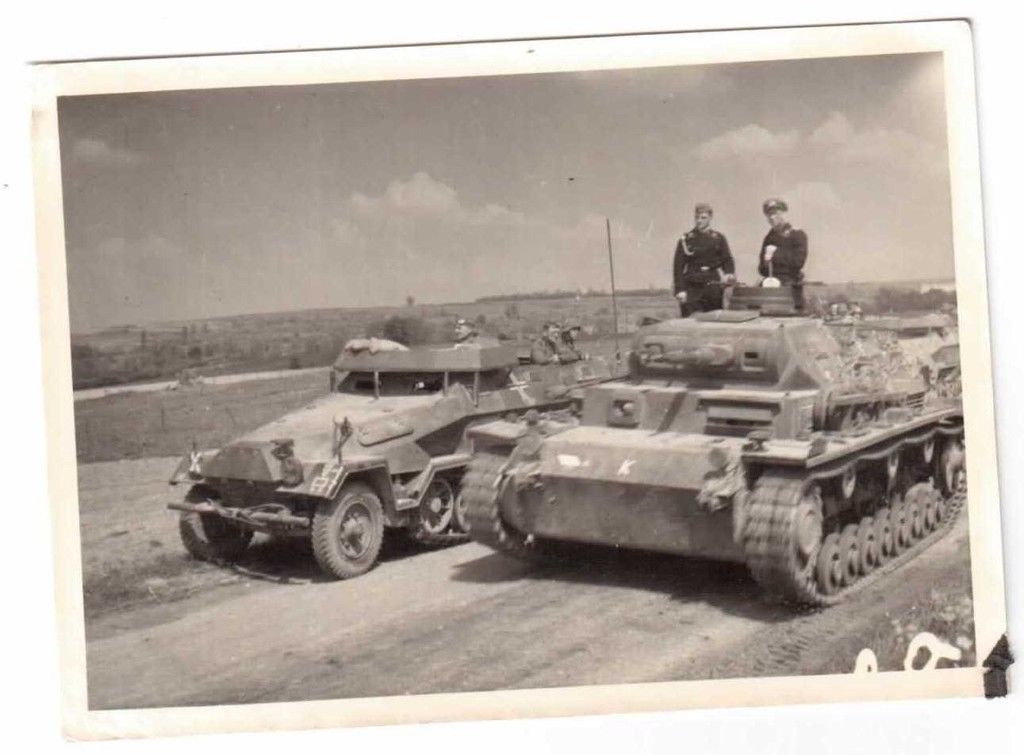 Foto 2.WK Begegnung Schützenpanzer mit Panzer IV