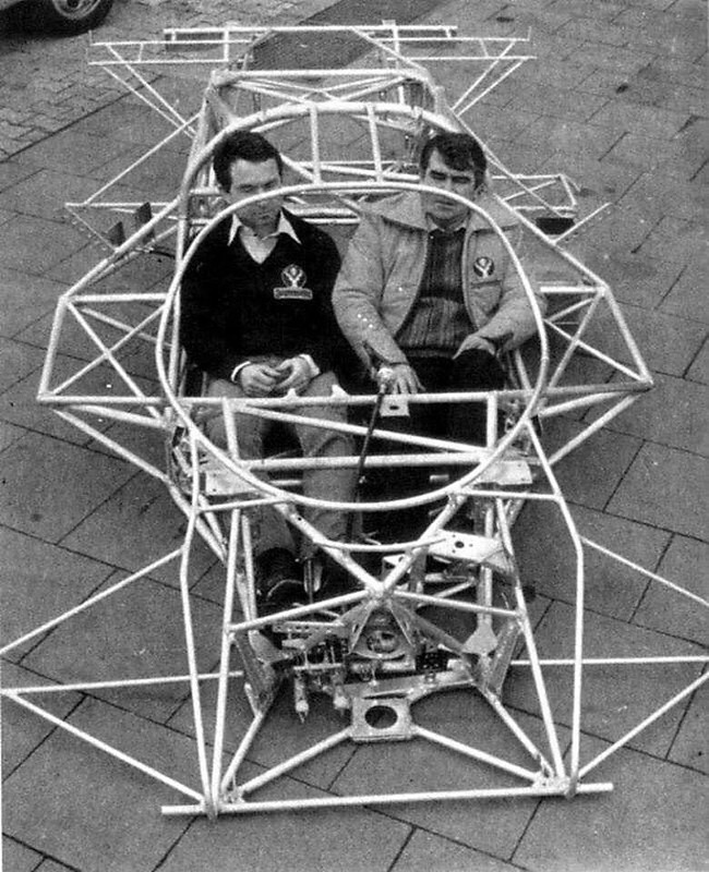 PORSCHE_Manfred y Erwin Kremer sentados en su propio chasis de P
