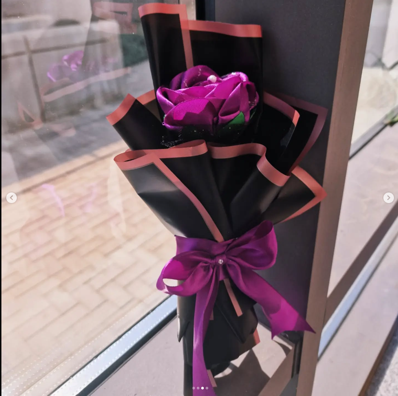 Midnight Rose – Satin Noir Single Bloom