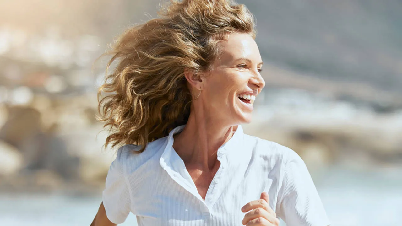 ¿Qué perfumes amaderados usar en otoño? Ideales para mujeres de más de 50 años