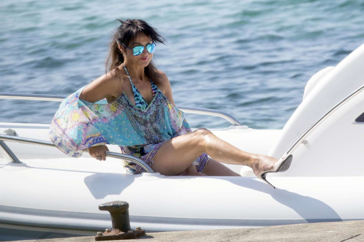 Lizzie-_Cundy_-_Wearing-_Bikini-and-_Swimsuit--10