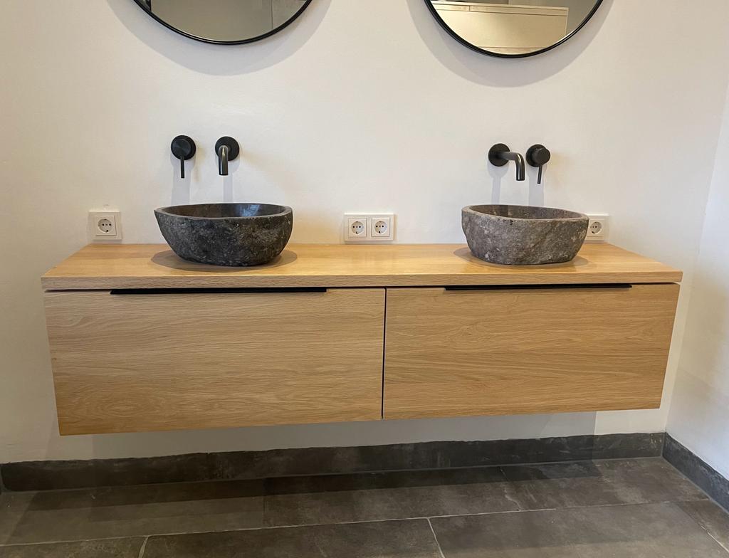 Maatwerk badkamermeubel van massief hout met luxe uitstraling