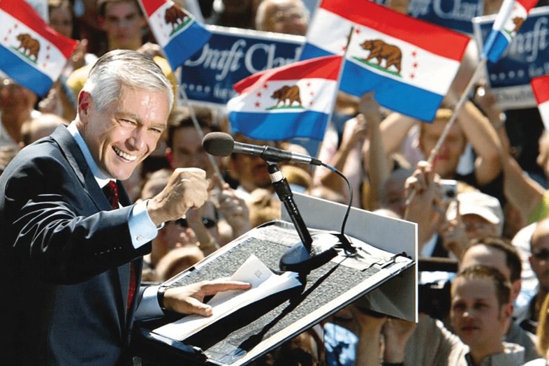 Le candidat aux présidentielles pour l’Union Horvanxienne et Sénateur, Alfred Eisendorf, quelques minutes avant son assassinat, tenant un discours devant ses partisans, à Southcoal, le 16 juin 2019.