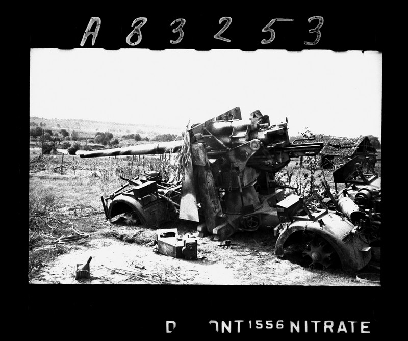 Брошенное немецкое орудие.