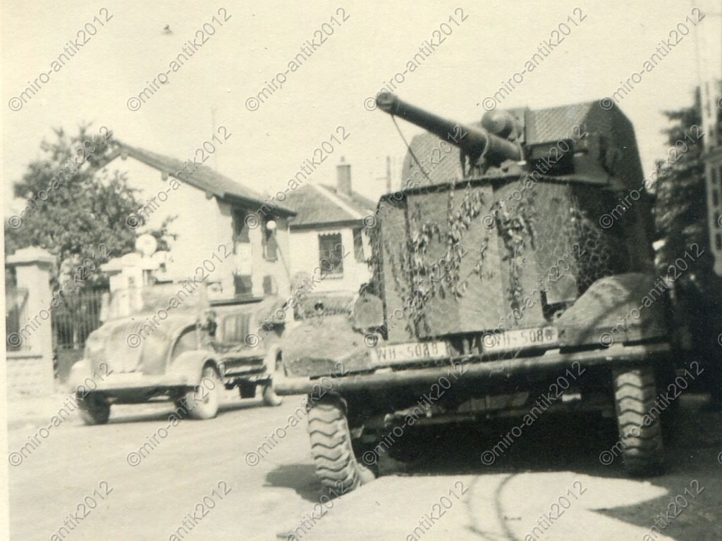 Foto, PKW Kübelwagen & 8,8cm Flak 18 Selbstfahrl