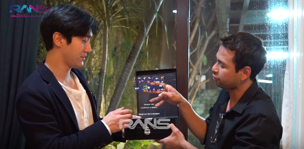 Raffi Ahmad memberikan kado kepada Siwon