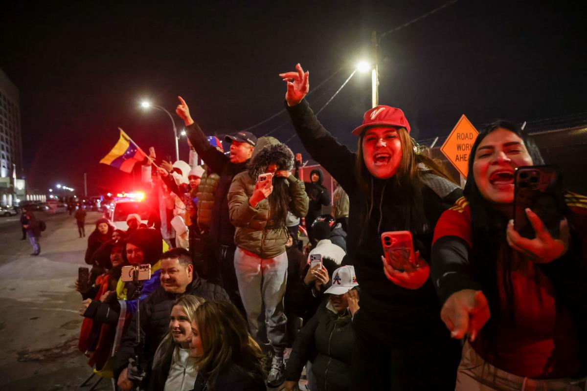 people-celebrate-outside-mdc-brooklyn-118224038